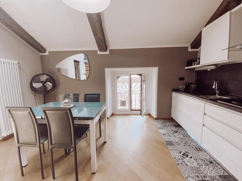 Kitchen or kitchenette, Living room, Seating area, Dining area, minibar, pet friendly, stove