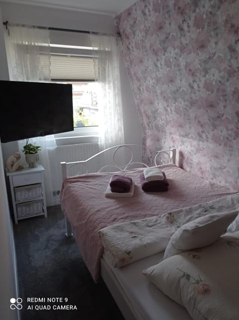 Bed, TV and multimedia, Photo of the whole room, Bedroom, towels