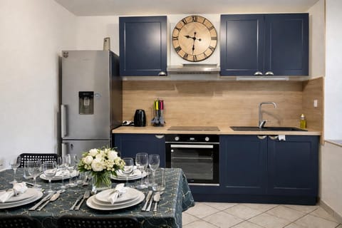 Kitchen or kitchenette, Dining area, dishwasher, stove