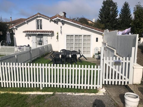 Property building, Patio, Day, Garden, Dining area, pet friendly