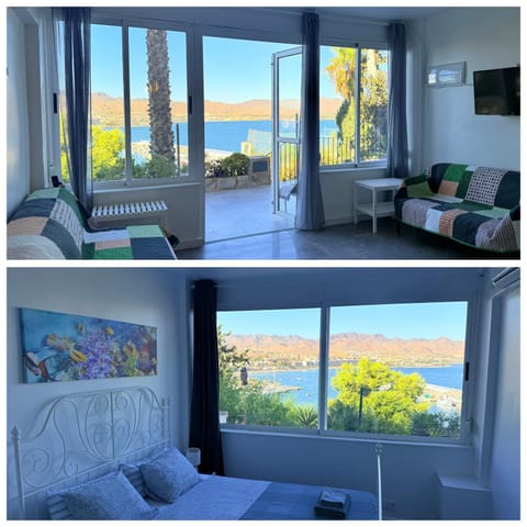 Bed, TV and multimedia, Balcony/Terrace, Living room, Seating area, Bedroom, Sea view