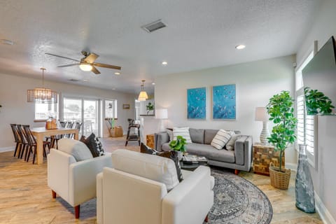 Luxury Gem with Private Pool and Dock in Apollo Beach House in Apollo Beach