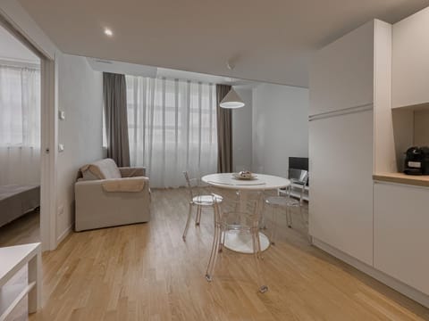 TV and multimedia, Kitchen or kitchenette, Living room, Seating area, Dining area