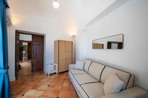 Seating area, Bedroom, wardrobe