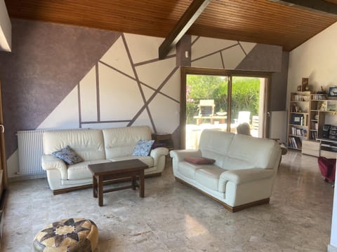 Saint-Jorioz Maison , vue montagnes, jardin clos , 8pers House in Haute-Savoie