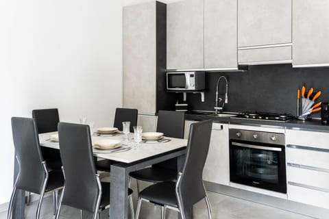 Coffee/tea facilities, Kitchen or kitchenette, Dining area, dishwasher, microwave, oven, pet friendly, stove, toaster, kitchen