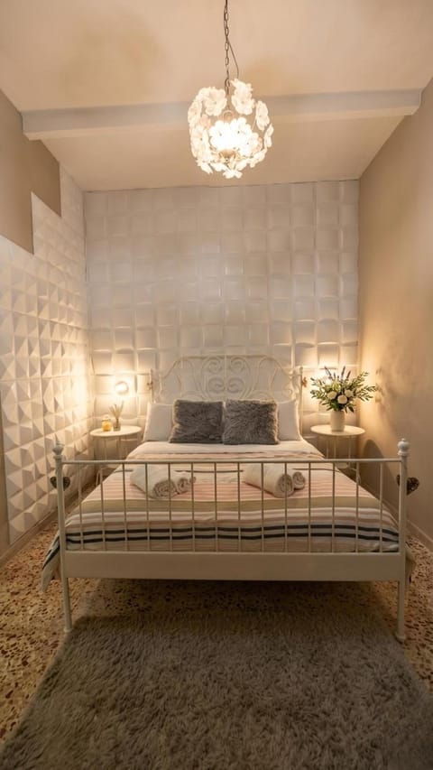 Bed, Photo of the whole room, Bedroom, towels, towels