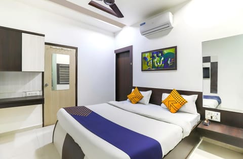 Bed, Bathroom, Photo of the whole room, Bedroom, air conditioner