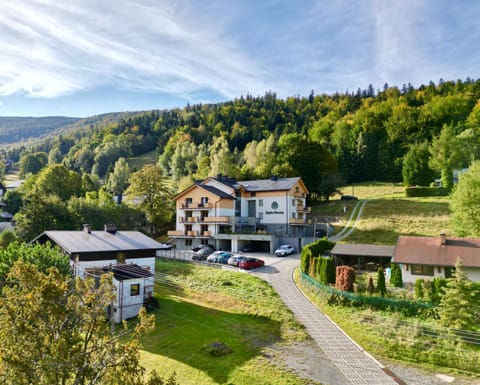 Property building, Day, Neighbourhood, Natural landscape, Bird's eye view, Mountain view, Street view, Parking