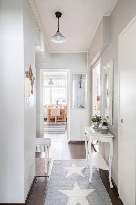 Tilava ydinkeskustakaksio ilmaisella lämmitys-tolpallisella autopaikalla Apartment in Finland