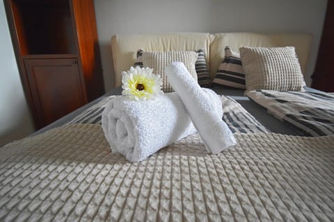 Bed, towels
