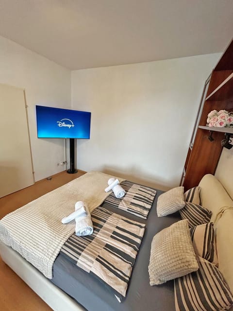 Bed, TV and multimedia, Photo of the whole room, Bedroom, towels