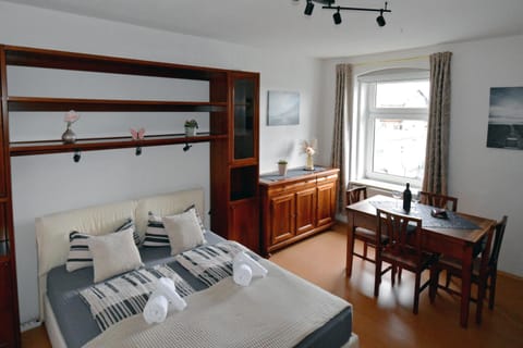 Bed, Kitchen or kitchenette, Living room, Photo of the whole room, Seating area, Dining area, Bedroom