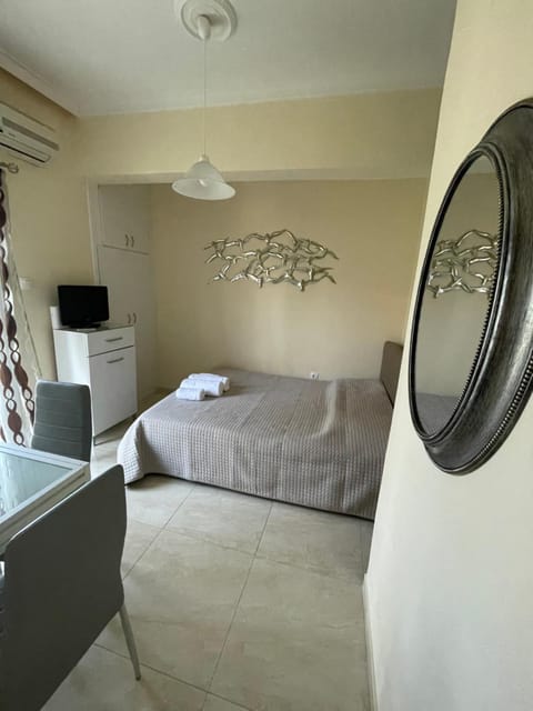 Bed, TV and multimedia, air conditioner