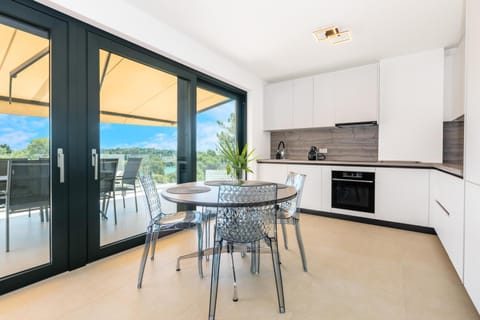 Natural landscape, View (from property/room), Balcony/Terrace, Kitchen or kitchenette, Dining area, stove