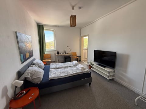 Bed, TV and multimedia, Photo of the whole room, towels