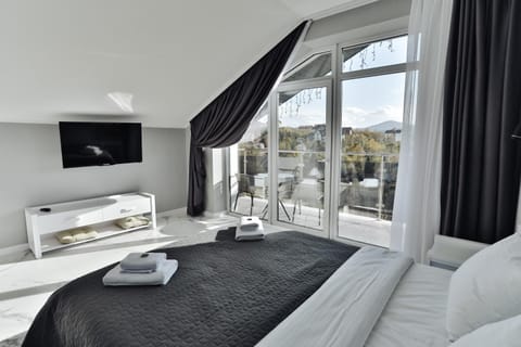 Bed, TV and multimedia, View (from property/room), Balcony/Terrace