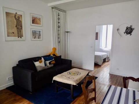 Bed, Living room
