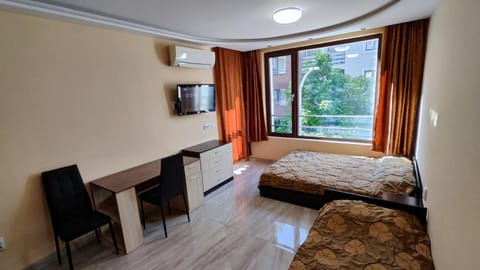 Communal lounge/ TV room, Bed, air conditioner