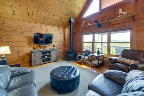 Sevierville Cabin with Hot Tub and Mountain-View Deck Cabin in Sevierville