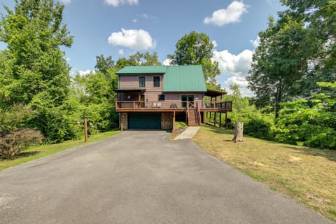 Sevierville Cabin with Hot Tub and Mountain-View Deck Cabin in Sevierville