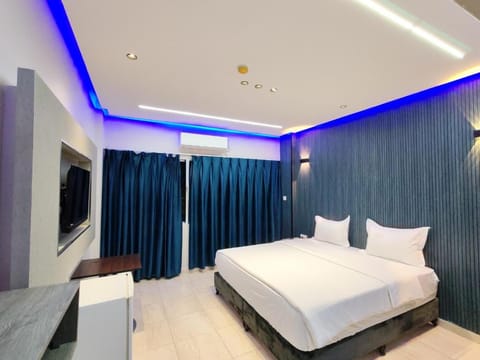 Bed, TV and multimedia, Photo of the whole room, Bedroom
