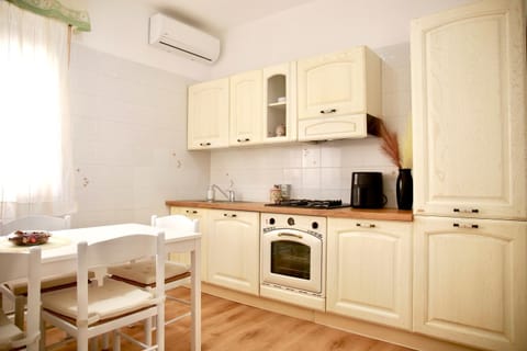 Kitchen or kitchenette, Dining area, kitchen