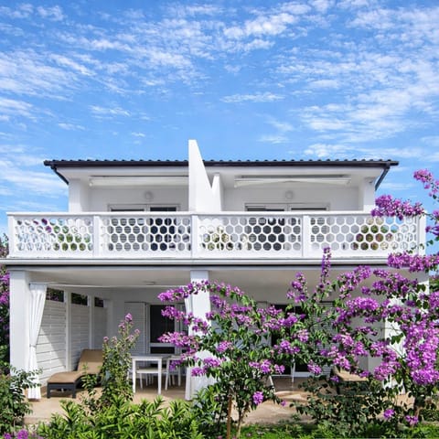 Property building, Spring, Day, Garden, View (from property/room), Balcony/Terrace, Garden view