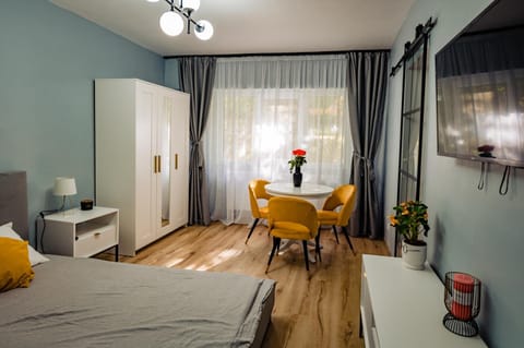 Bed, TV and multimedia, Dining area, Bedroom