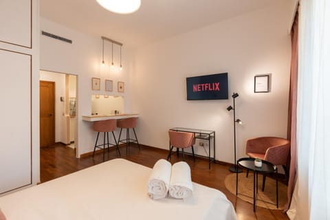 Bed, TV and multimedia, Photo of the whole room, Bedroom