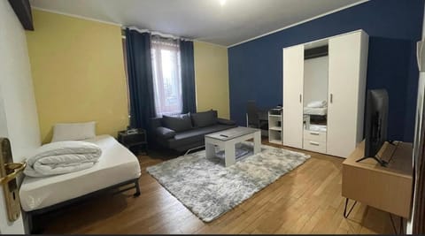 Chambre privée proche centre et gare 3 Bed and Breakfast in Besançon