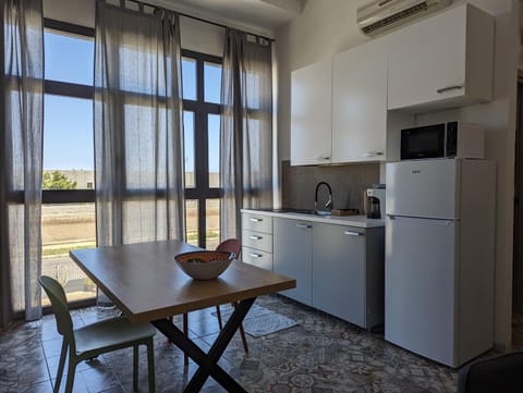Kitchen or kitchenette, Dining area, minibar, stove