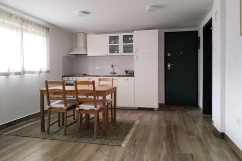 Kitchen or kitchenette, Dining area, pet friendly, stove