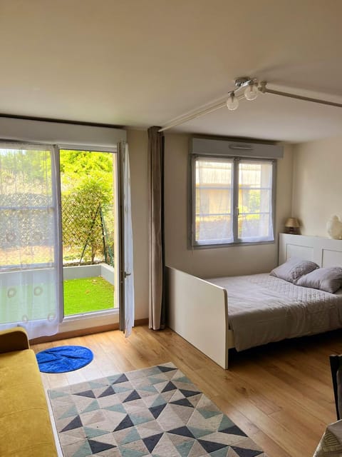 Bed, Photo of the whole room, Garden view