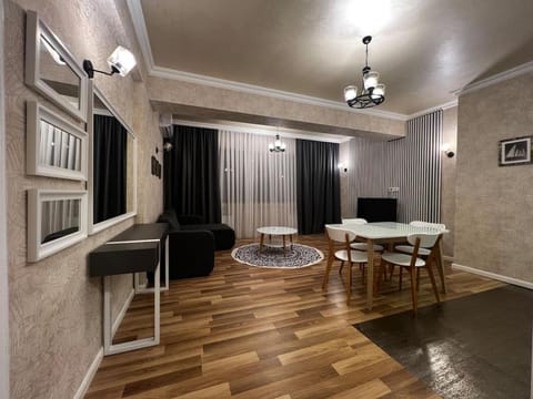 TV and multimedia, Living room, Seating area, Dining area