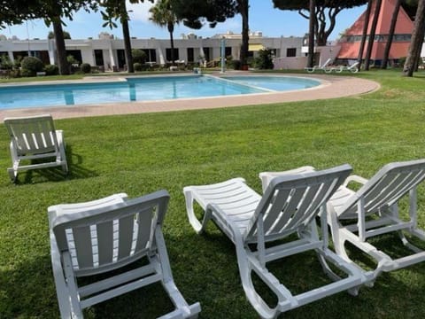 Swimming pool, sunbed