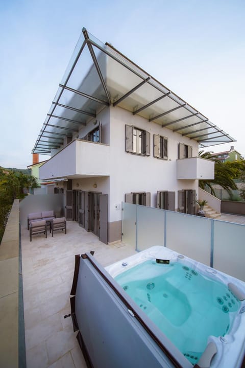 Property building, Hot Tub, Balcony/Terrace