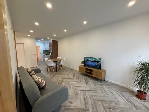 TV and multimedia, Living room, Seating area, Dining area