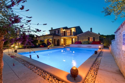 Property building, Swimming pool, Swimming pool