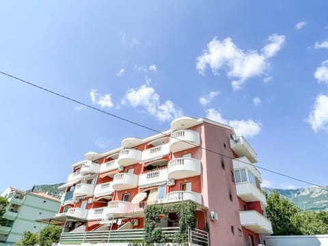Property building, Day, Natural landscape, Balcony/Terrace