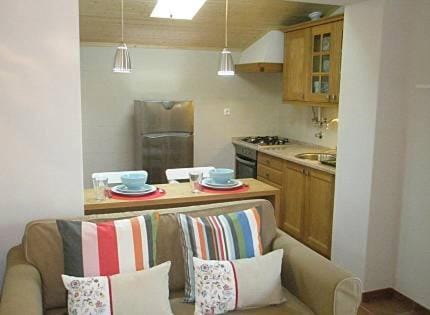 Kitchen or kitchenette, Living room, Seating area, Dining area