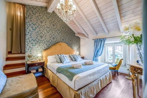Bed, Photo of the whole room, Seating area, Bedroom