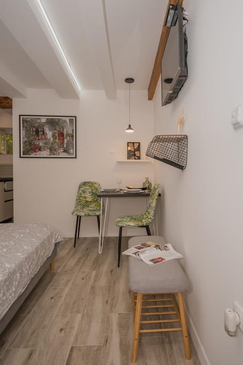 DeCoR Kut Apartment in Vis