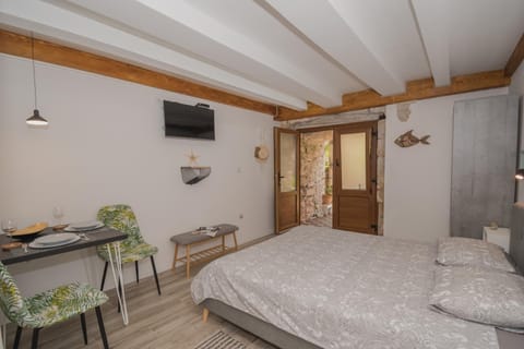 DeCoR Kut Apartment in Vis