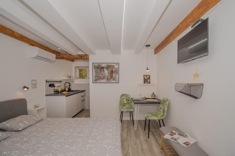 DeCoR Kut Apartment in Vis