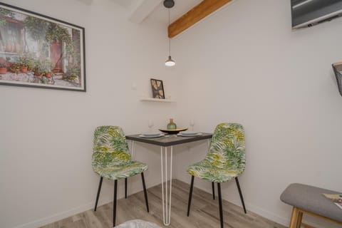 DeCoR Kut Apartment in Vis