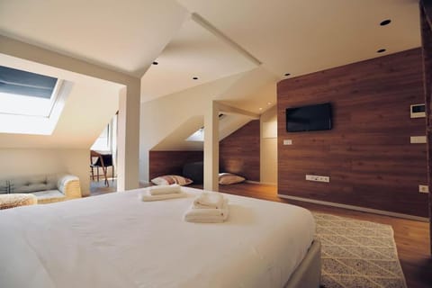 Bed, TV and multimedia, Photo of the whole room, Bedroom, towels