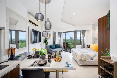 Bed, Living room, Photo of the whole room, Seating area, Dining area, Bedroom, Food