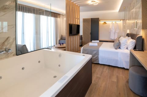 Hot Tub, Bathroom, TV and multimedia, Photo of the whole room, Bedroom, Bath, towels