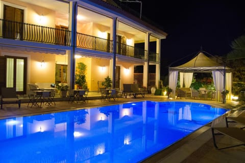 Facade/entrance, Swimming pool